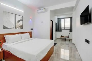 Egyptian cotton sheets, premium bedding, in-room safe, free WiFi - Fabhotel Dsp (Pune)