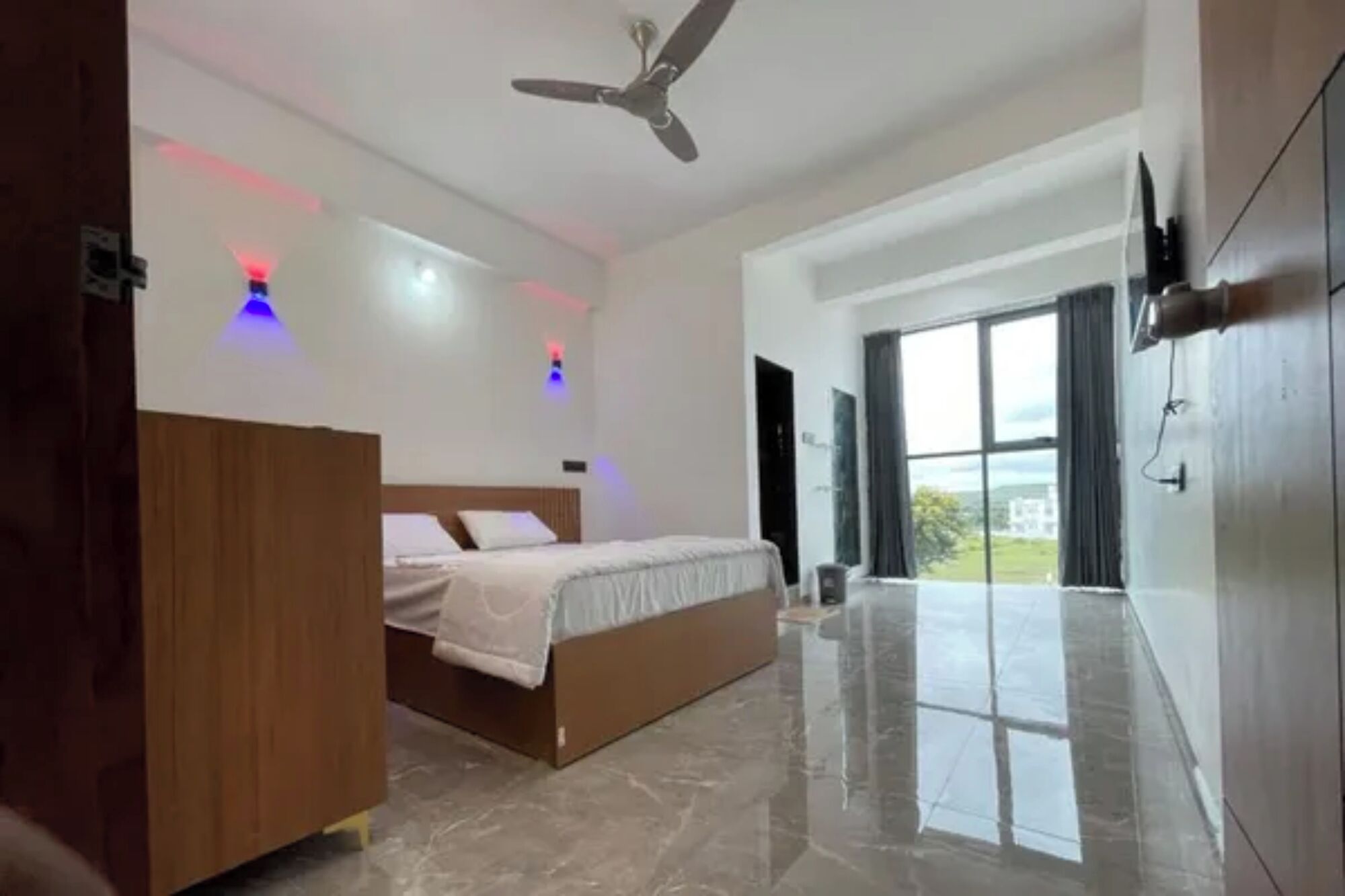 Egyptian cotton sheets, premium bedding, in-room safe, free WiFi