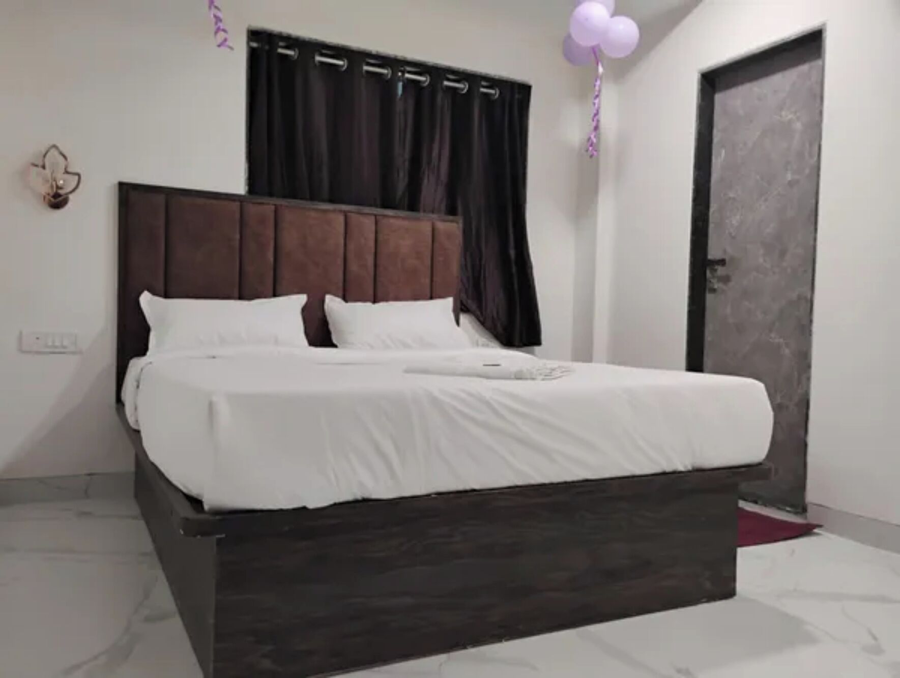 Lakens van Egyptisch katoen, luxe beddengoed, een kluis op de kamer