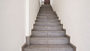 Una scala che porta a una porta in cima.