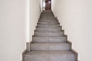 Una escalera que lleva a una puerta al final.