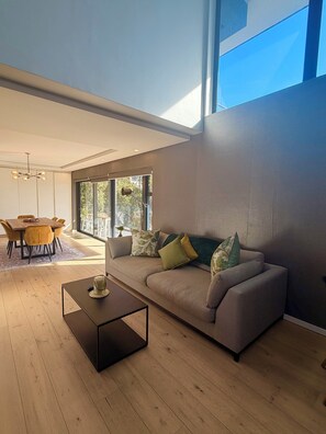 Smart TV, books - Cozy 2-Bedroom Apartment In Gorgeous Cape Town with Gym & Private Parking (Cape Town)
