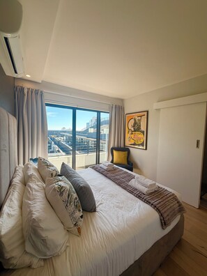 2 bedrooms, desk, iron/ironing board, free WiFi - Cozy 2-Bedroom Apartment In Gorgeous Cape Town with Gym & Private Parking (Cape Town)
