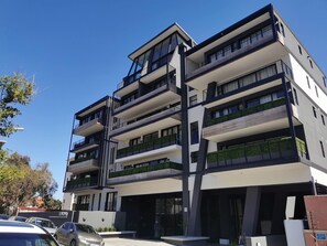 Exterior - Cozy 2-Bedroom Apartment In Gorgeous Cape Town with Gym & Private Parking (Cape Town)