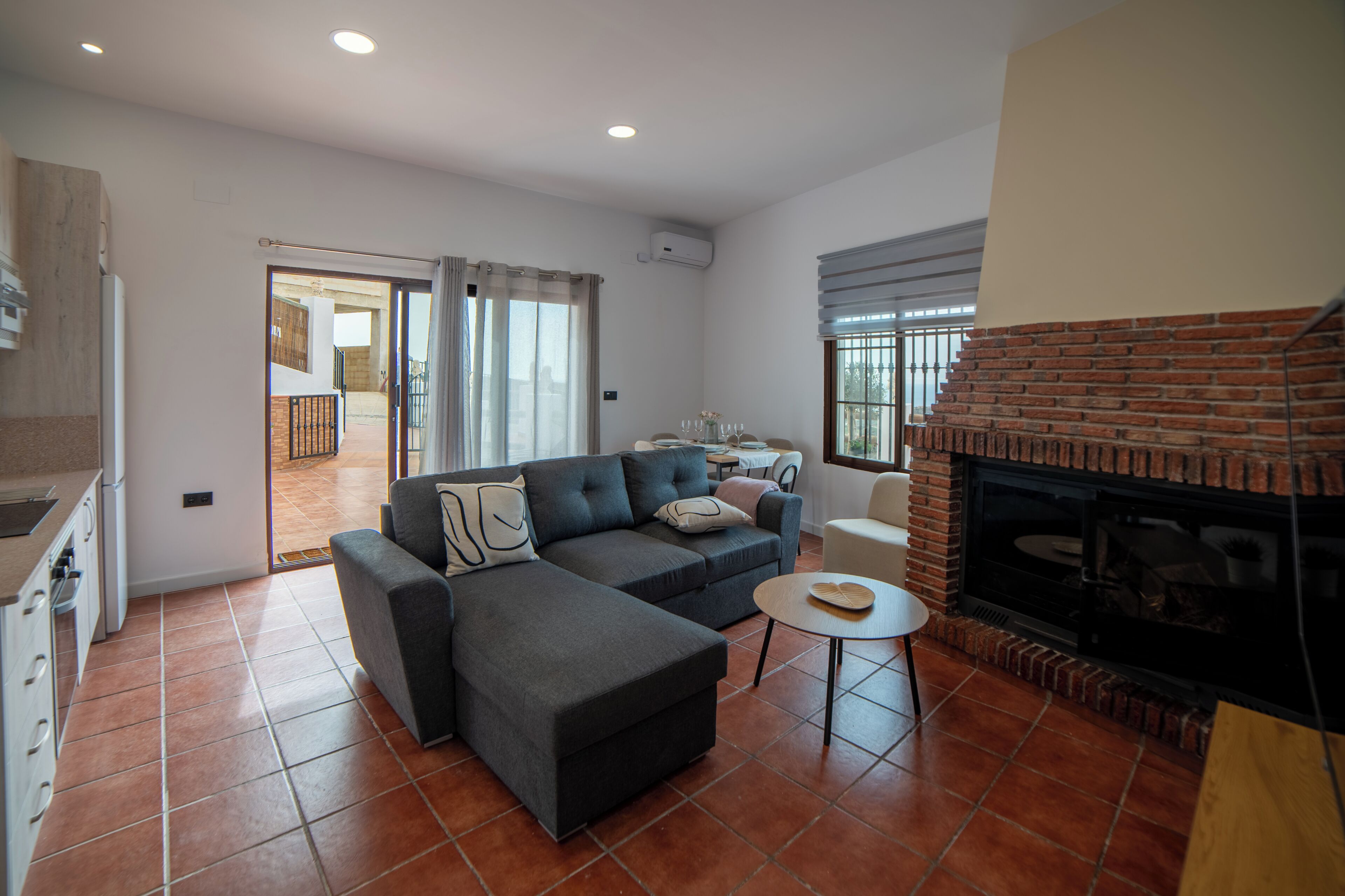 Una Smart TV, una chimenea