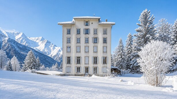 A multi-story building with a symmetrical facade, large windows, and a central entrance. - SmartStay Planet - Argentière (Argentière)