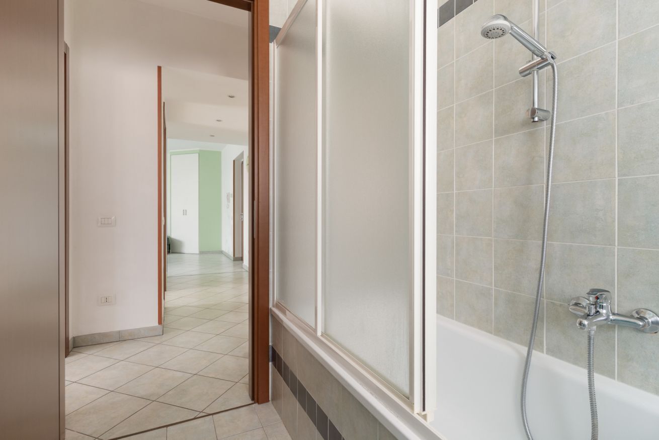 Bidet, towels