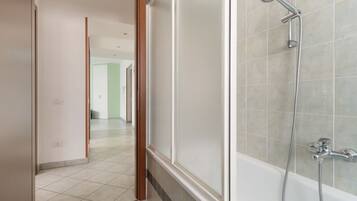 Bidet, towels