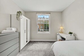 Desk, iron/ironing board, WiFi, bed sheets - A lovely family home near Greenwich Park, ideal for families. (London)