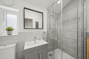 Shower, hair dryer, towels, shampoo - A lovely family home near Greenwich Park, ideal for families. (London)