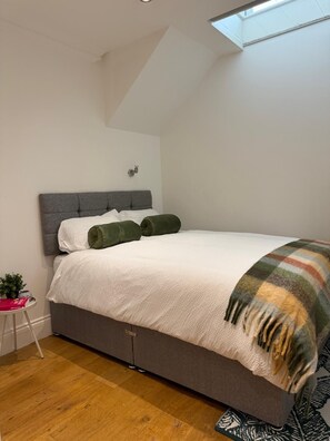 Een strijkplank/strijkijzer, wifi, beddengoed