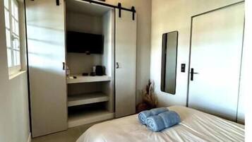 4 bedrooms, iron/ironing board, travel crib, free WiFi