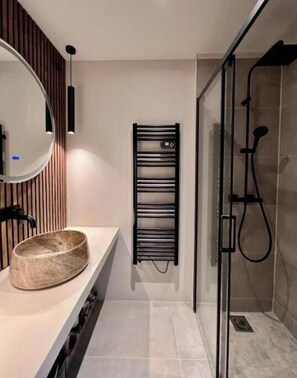 Douche, sèche-cheveux, serviettes fournies, savon