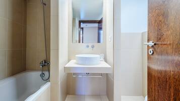 Appartamento, 2 camere da letto, accesso alla piscina, vista piscina | Bagno | Doccia, asciugamani