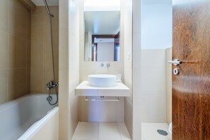 Appartement, 2 chambres, accès piscine, vue piscine | Salle de bain | Douche, serviettes fournies