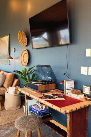 TV, fireplace, offices