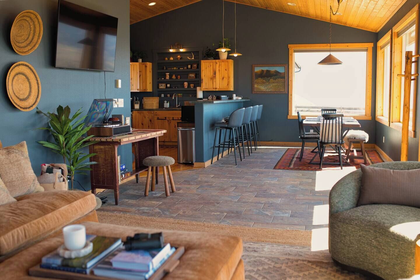 TV, fireplace, offices