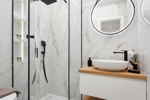 Apartment | Badezimmer | Dusche, Regendusche, kostenlose Toilettenartikel, Haartrockner