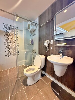 Bathroom - MAI HOTEL - Near Bui Vien Street (Ho Chi Minh City)