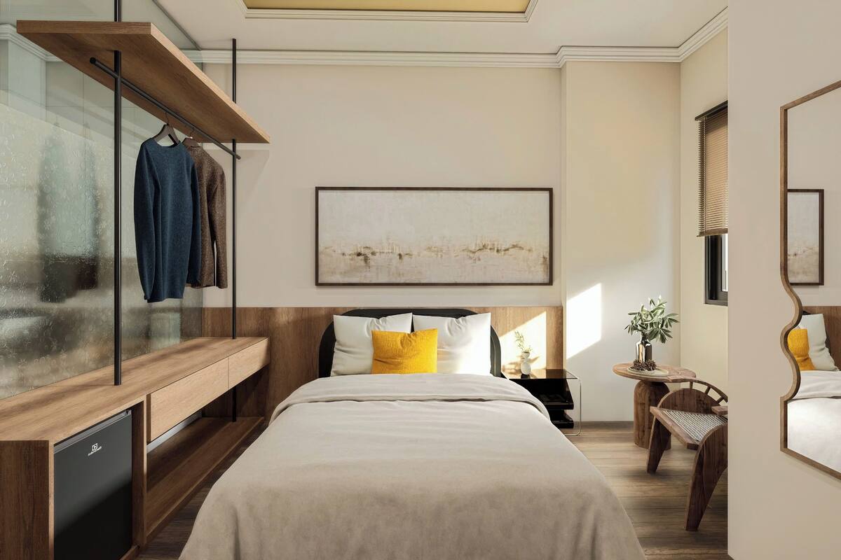 Luxe beddengoed, een bureau, verduisterende gordijnen