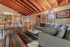 TV, fireplace, offices - The Golden Bend – Cozy Stay (Truckee)