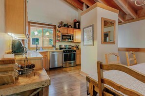 Fridge, microwave, oven, stovetop - The Golden Bend – Cozy Stay (Truckee)