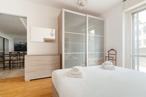 1 slaapkamer, een strijkplank/strijkijzer