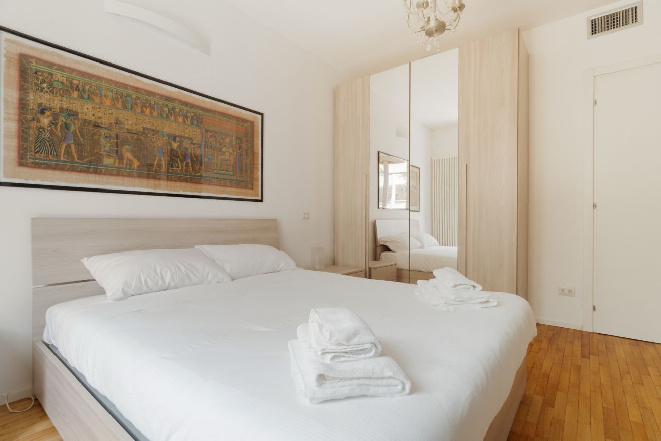 1 chambre, fer et planche à repasser