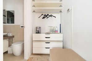 Een douche, een bidet, handdoeken