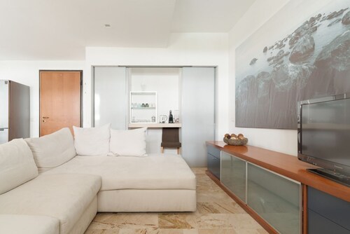 Cozy 70m2 apartment, ideal for 4 people, located on the first floor of a building with lift.The accommodation is located in the Terrazze area, a residential neighborhood in the south of Milan, characterized by the presence of numerous green areas.The pre
