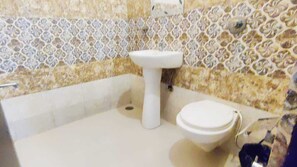 Deluxe Double Room, Air conditioning | Bathroom | Shower, slippers, soap, shampoo - Premium Hotel Broadway Amritsar  (Amritsar)