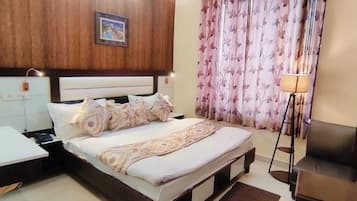 Hypo-allergenic bedding, desk, soundproofing, free WiFi
