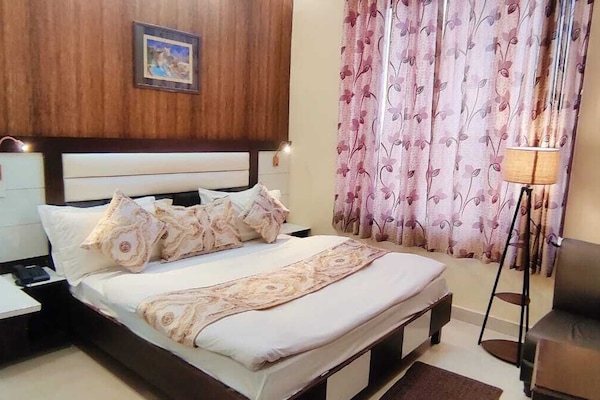 Hypo-allergenic bedding, desk, soundproofing, free WiFi