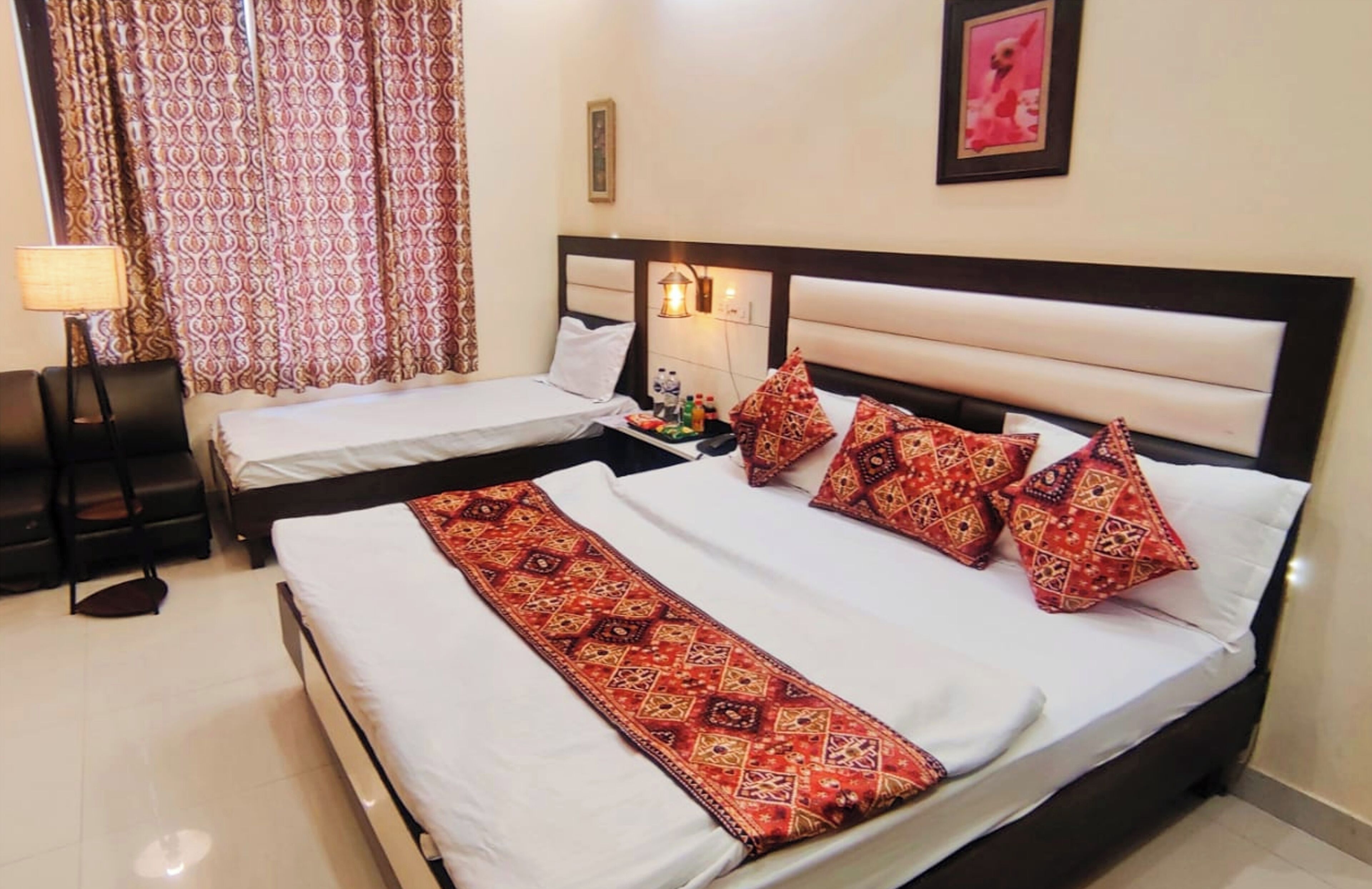Quarto triplo luxo, ar-condicionado | Roupas de cama antialérgicas, escrivaninha, quartos à prova de som