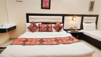 Deluxe Triple Room, Air conditioning | Hypo-allergenic bedding, desk, soundproofing, free WiFi