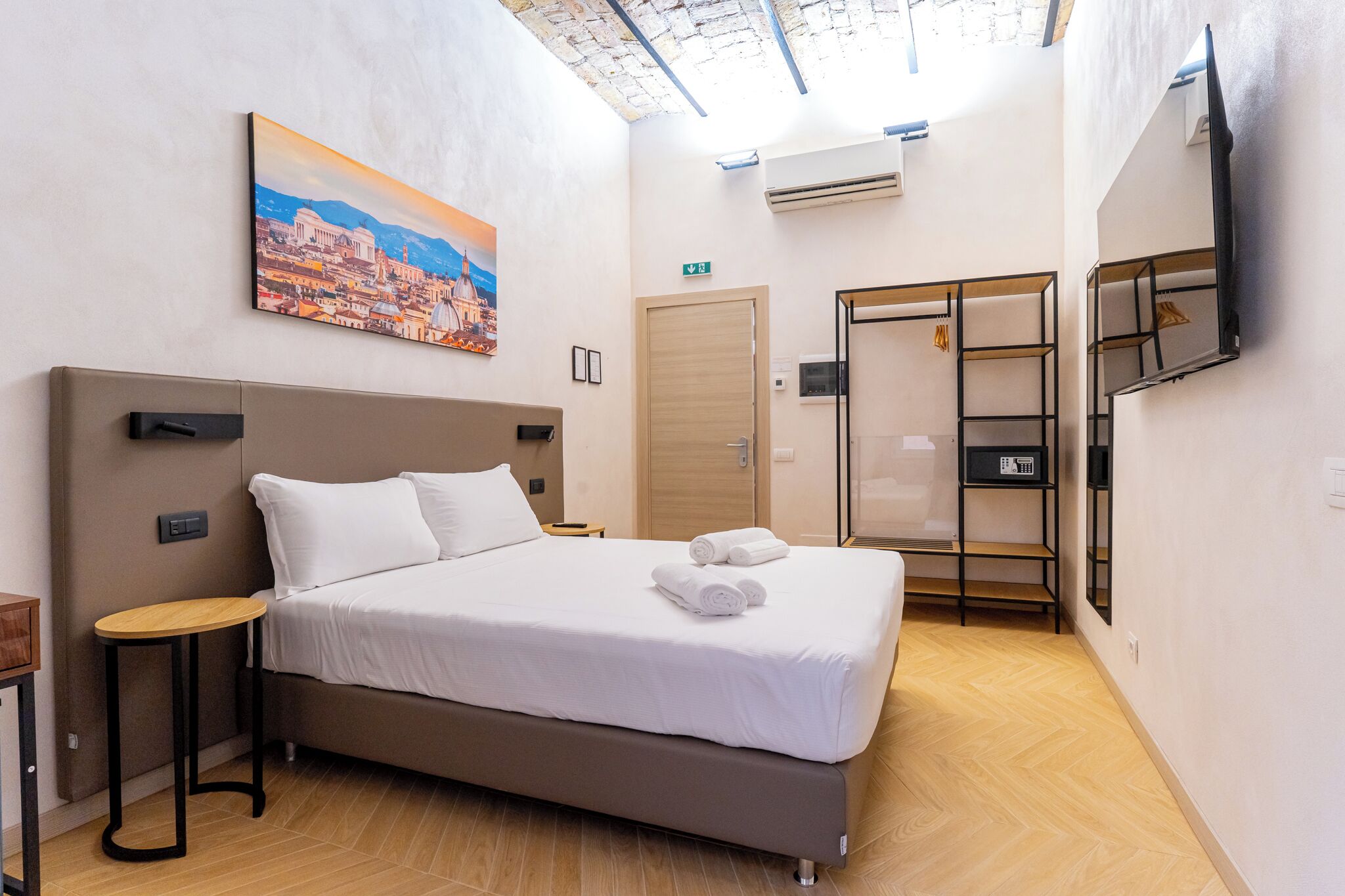 Minibar, caja de seguridad en la habitación y escritorio 