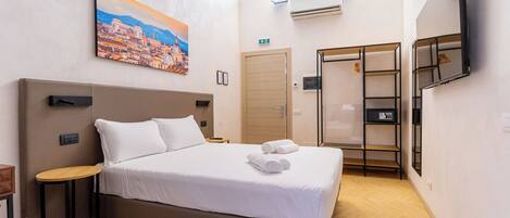 Double Room, Courtyard View | Minibar, in-room safe, desk, soundproofing