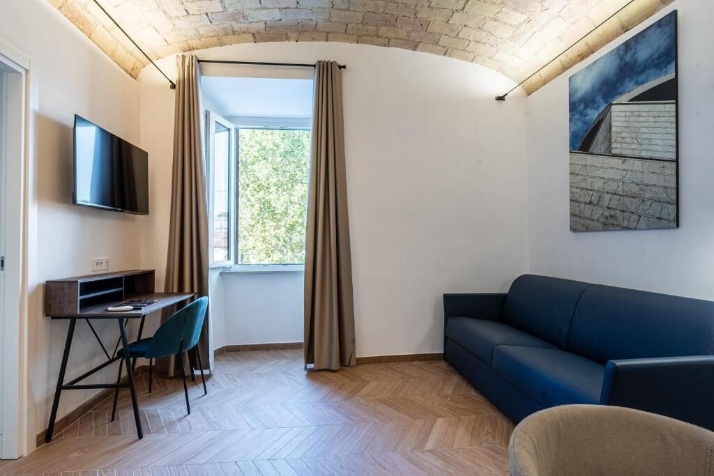 Deluxe Suite, City View | Living area