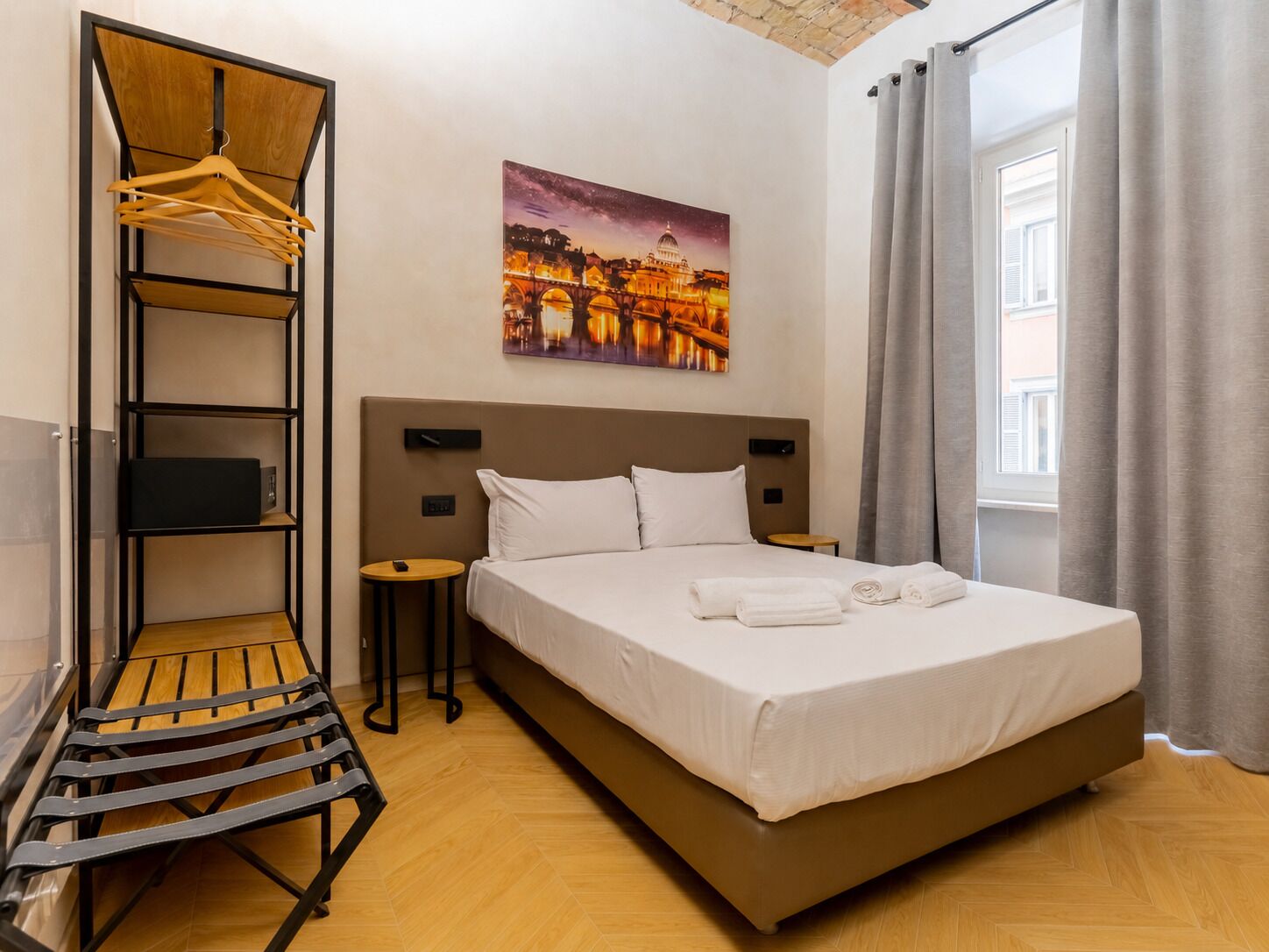 Minibar, caja de seguridad en la habitación y escritorio 