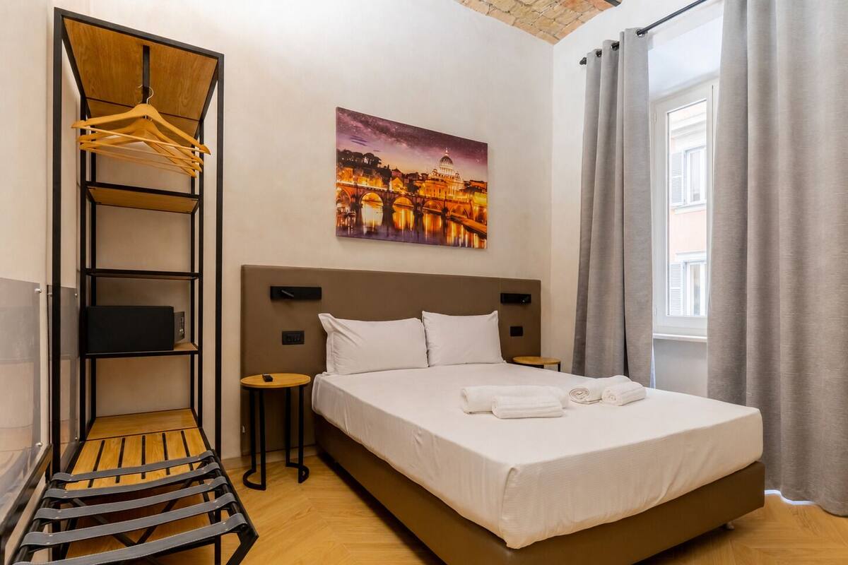 Suite – deluxe, byutsikt | Minibar, safe på rommet, skrivebord og lydisolert