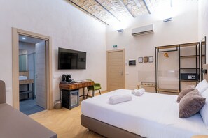 Minibar, caja de seguridad en la habitación y escritorio 