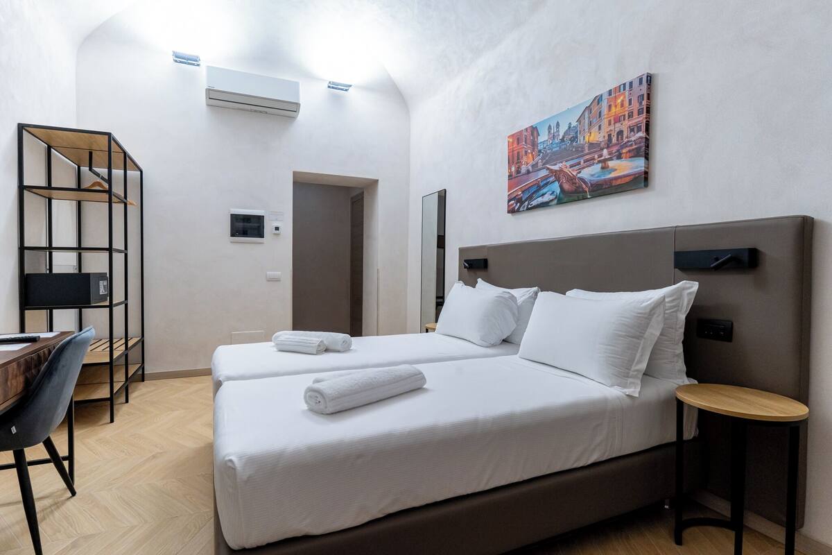Tremannsrom – deluxe, byutsikt | Minibar, safe på rommet, skrivebord og lydisolert
