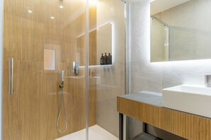 ห้องดับเบิล, วิวสวนหย่อม | ห้องน้ำ | ฝักบัว, ไดร์เป่าผม, โถสุขภัณฑ์แบบบิเดท์, ผ้าเช็ดตัว