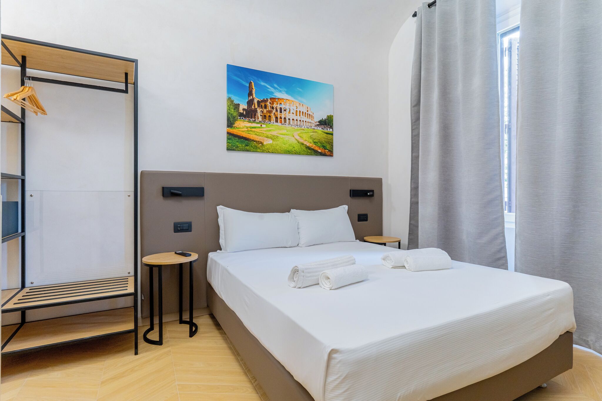Minibar, caja de seguridad en la habitación y escritorio 