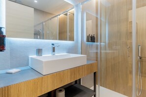 Dobbeltværelse - byudsigt | Badeværelse | Bruser, hårtørrer, bidet, håndklæder