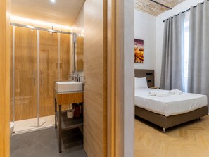 Phòng Suite Deluxe, quang cảnh thành phố | Phòng tắm | Buồng tắm vòi sen, máy sấy tóc, chậu vệ sinh/vòi rửa, khăn tắm 