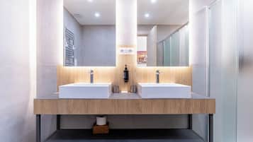 Chambre Triple Deluxe, vue cour intérieure | Salle de bain