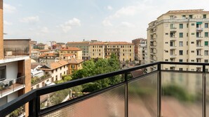 A residential area with multi-story buildings, balconies, and a clear sky. - Cozy 57m2 apartment, ideal for 3 people, located on the fifth floor of a building with lift.The property is located in the Navigli area, one of the areas most loved by citizens and tourists, in a context full of services. The location is also ideal for r (Milan)