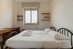 1 chambre, fer et planche à repasser