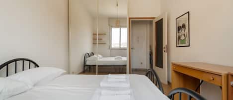 1 chambre, fer et planche à repasser